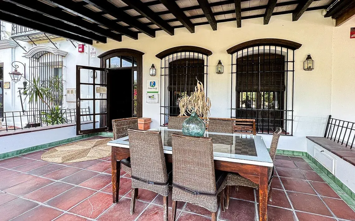 Varanda encantadora com mesa e cadeiras EM Acebuchal 23 El Rocio | Almonte, Huelva | On Hotels