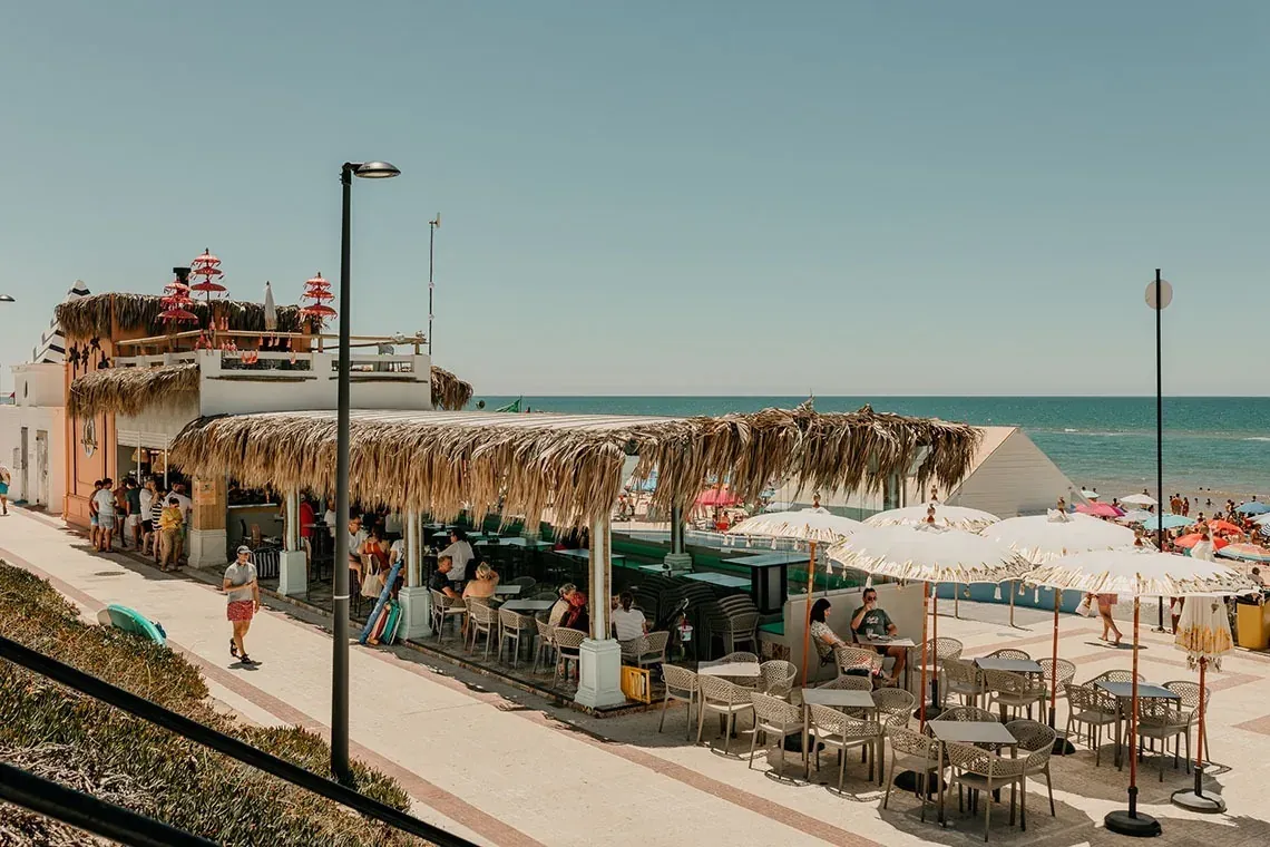 Strandhotel ON Corporativa. Restaurant, Terrassen und Meerblick.