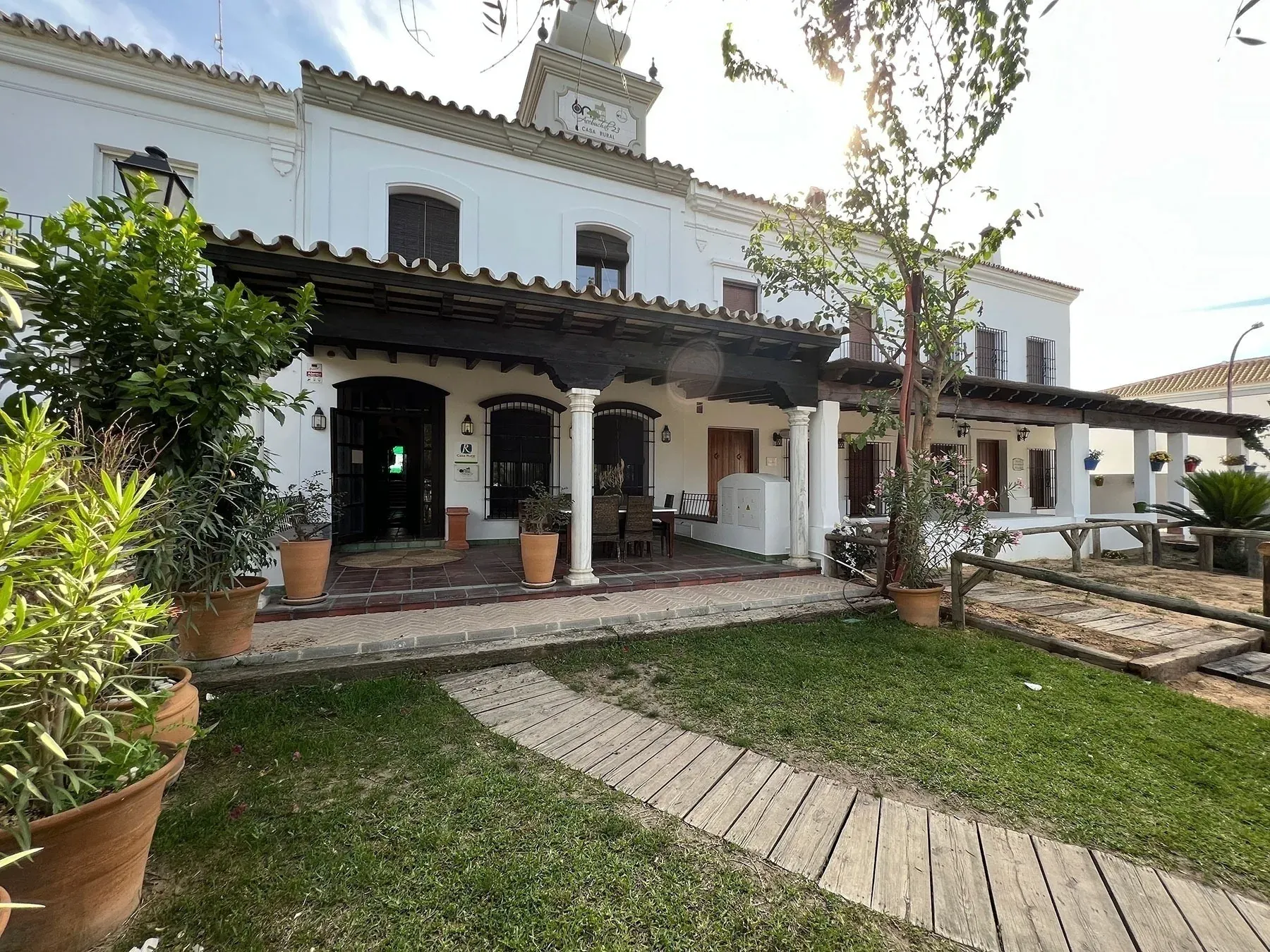 Fachada de Casa Rural ON Corporativa con porche y jardín
