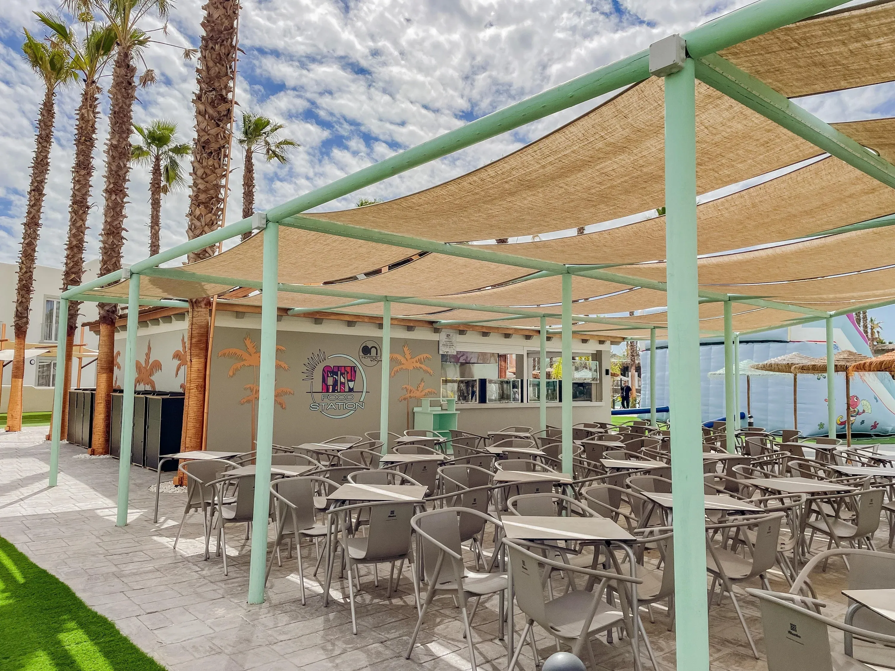 Terraza al aire libre de On Hotels con mesas y sillas. Ideal para relajarse.