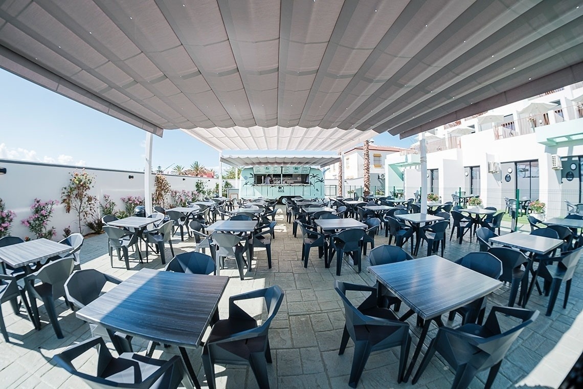 un restaurante al aire libre con mesas y sillas