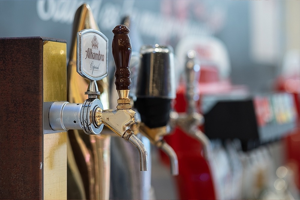 un primer plano de un grifo de cerveza que dice alhambra