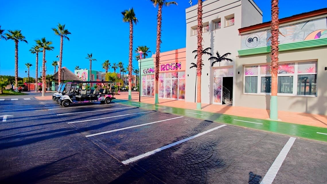 un edificio con la palabra rock en las ventanas