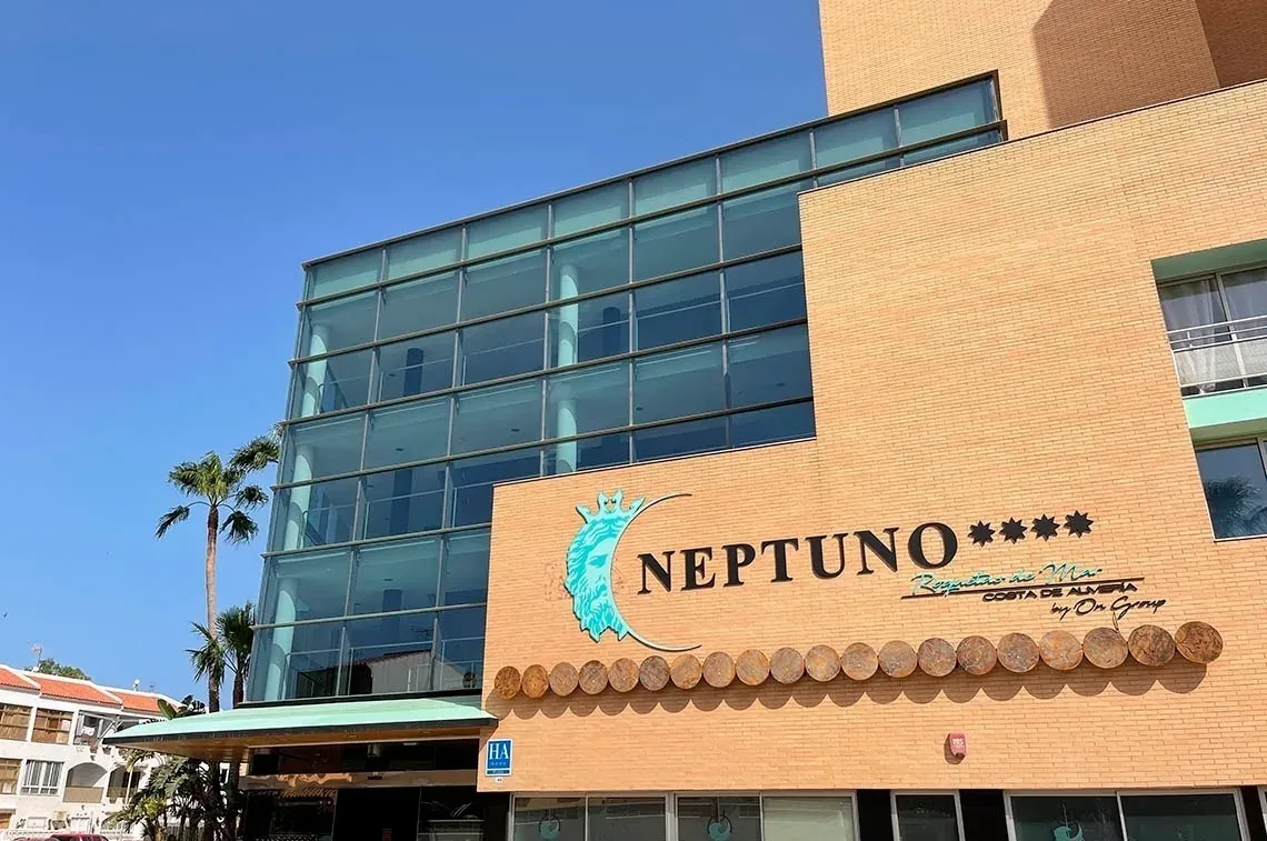 Hotel Neptuno: 4-star accommodation by ON Corporativa. Vacation on the Costa de Almería.