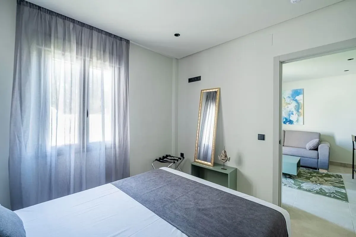 Quarto moderno On Hotels: ON Corporativa, cama confortável e decoração elegante.