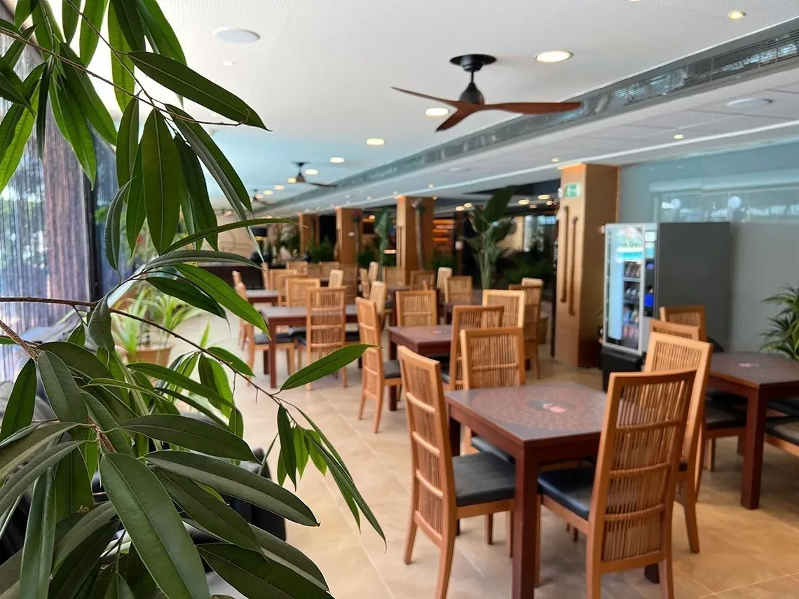 Salón de On Hotels: ON Corporativa, mesas y sillas de madera, ambiente acogedor.