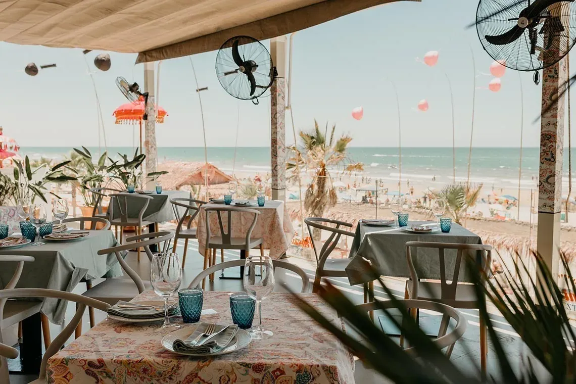 Vue sur mer depuis le restaurant de l'ON Hotel Oceanfront Matalascañas, tables dressées sur la plage de Doñana.