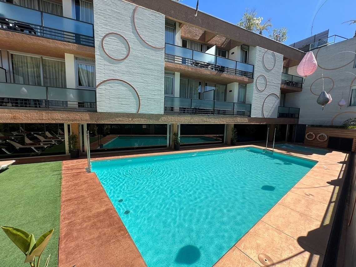 una piscina frente a un edificio de apartamentos