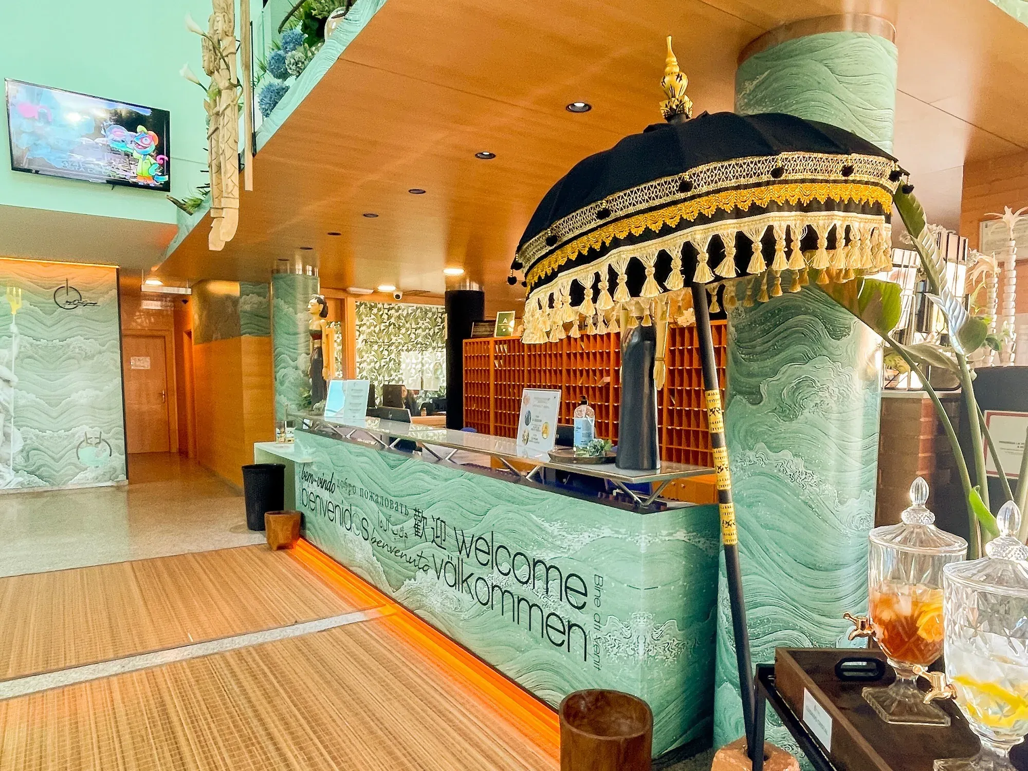 Recepción del Hotel Neptuno Roquetas de Mar Almeria | ON Hotels Group, decorada.