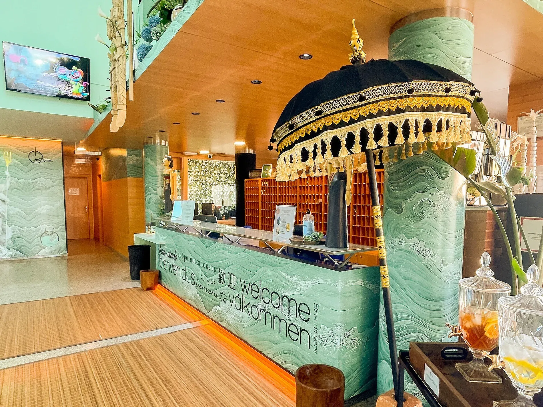 Hotel Neptuno Roquetas de Mar Almeria | ON Hotels Group reception with decorative elements.