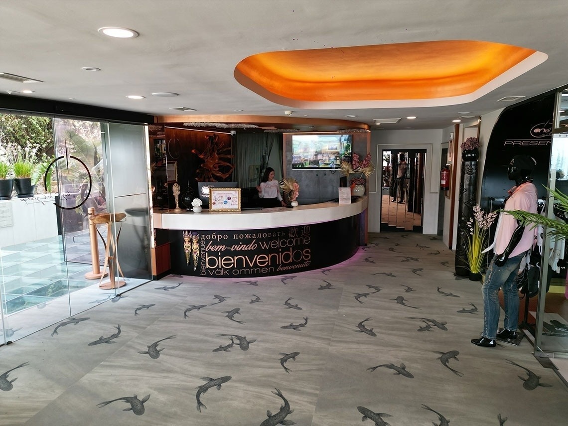 a reception area with a sign that says bienvenidos
