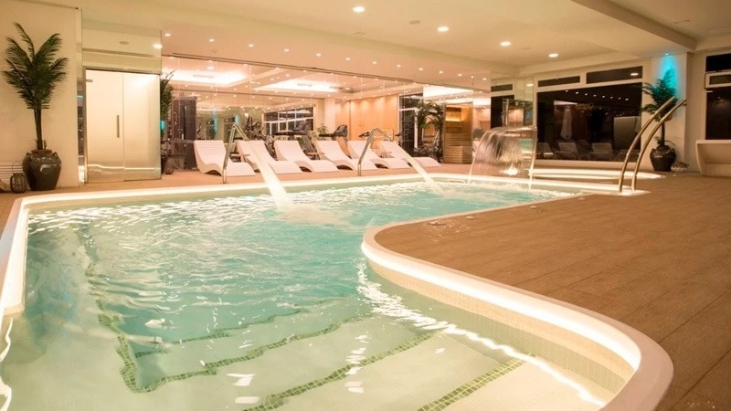 ein großer Swimmingpool in einem Fitnessstudio