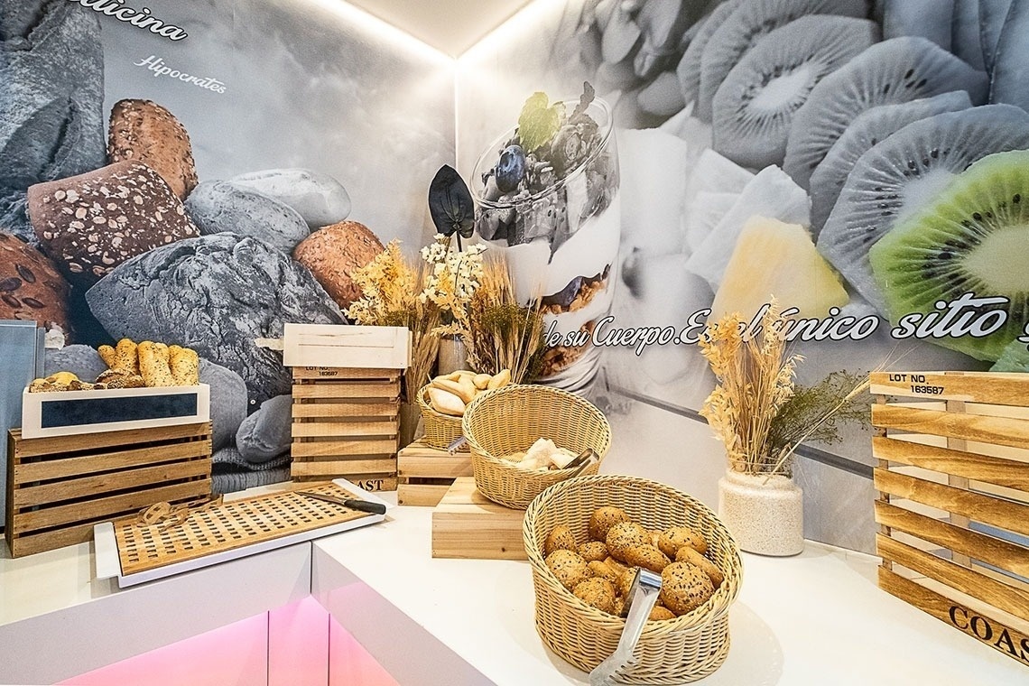 a display of food with a wall behind it that says los cuerpo & el unico sitio