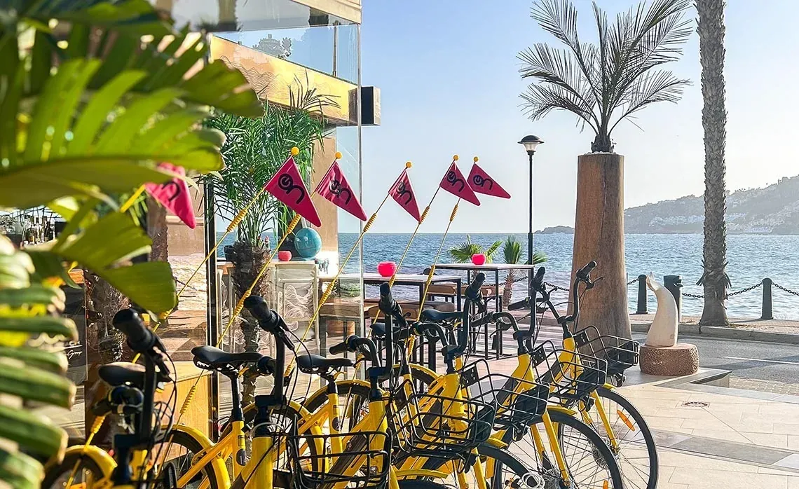 Bicicletas amarillas listas para explorar junto al mar. On Aleta Room Almuñecar, On Hotels Group.