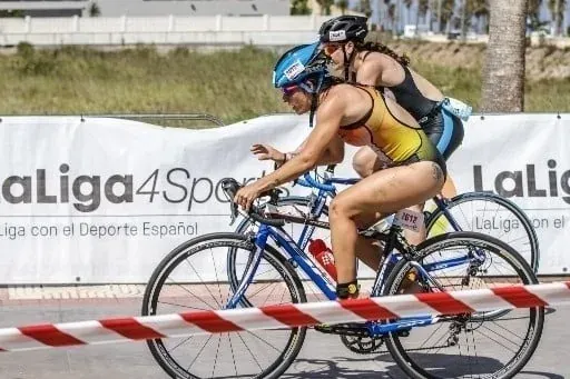 Athletes race bikes; perfect for On Hotels: ON Corporativa events.