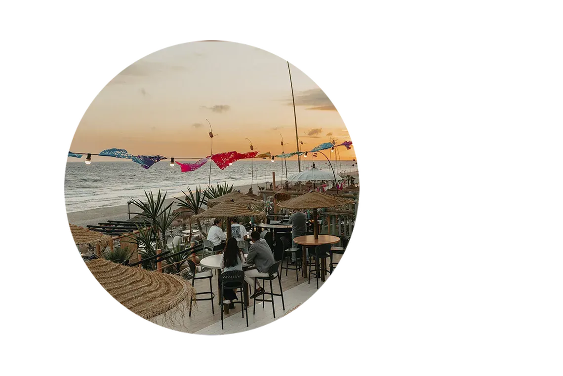 On Hotels: ON Corporativa, terraço de praia ao pôr do sol.