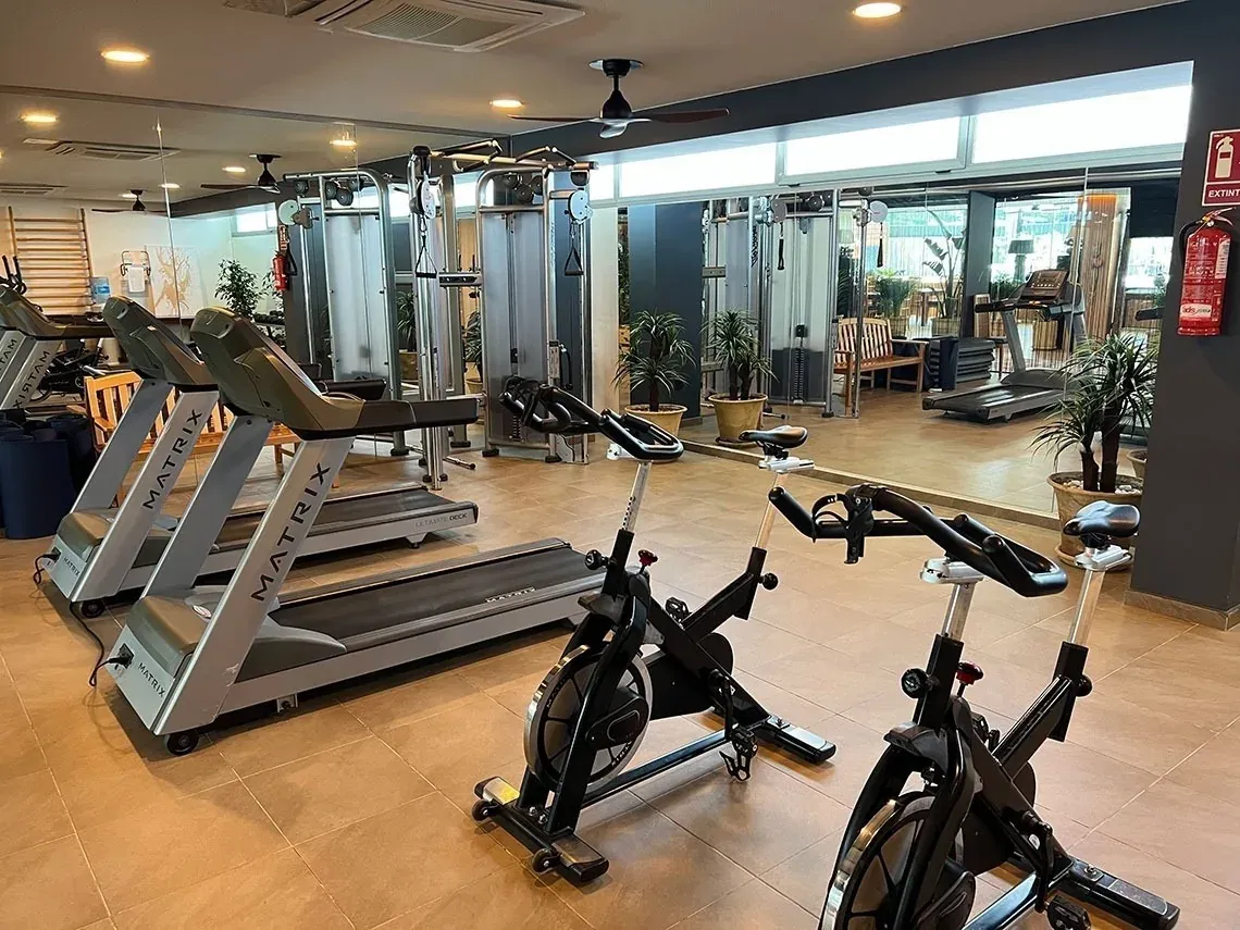 Gimnasio moderno en On Hotels: ON Corporativa con cintas y bicicletas.