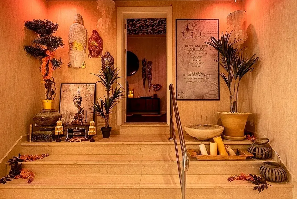 On Hotels: ON Corporativa. Entrada decorada con budas y plantas. Ideal para hoteles.