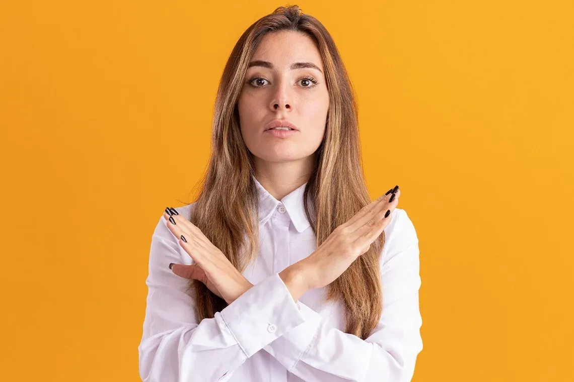 Mujer dice no, gesto de stop. ON Corporativa ON Hotels.