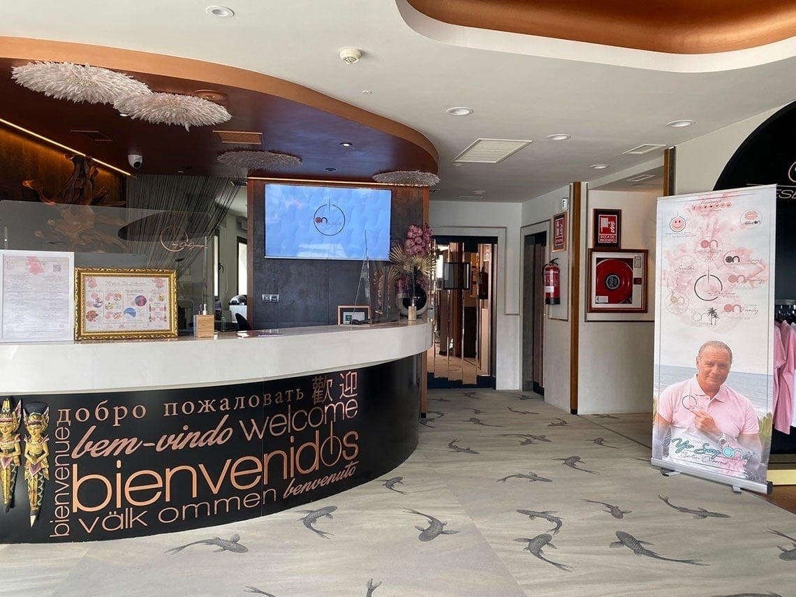 a reception area with a sign that says bienvenidos on it