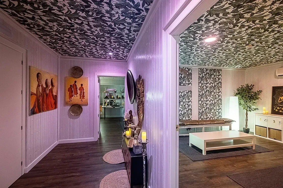 Zen- und Entspannungsraum On Hotels: ON Corporativa, mit buddhistischer Kunst und Pflanzen.