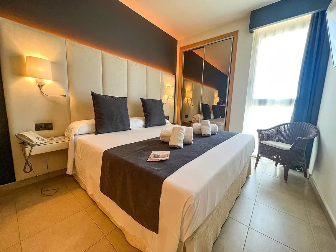 Habitación de hotel elegante en ON Family Islantilla, Isla Cristina. Wi-Fi y vistas.