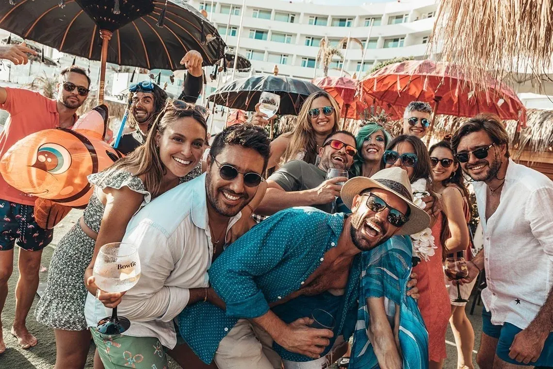 Grupo feliz no hotel On Hotels: ON Corporativa, com bebidas e sol.