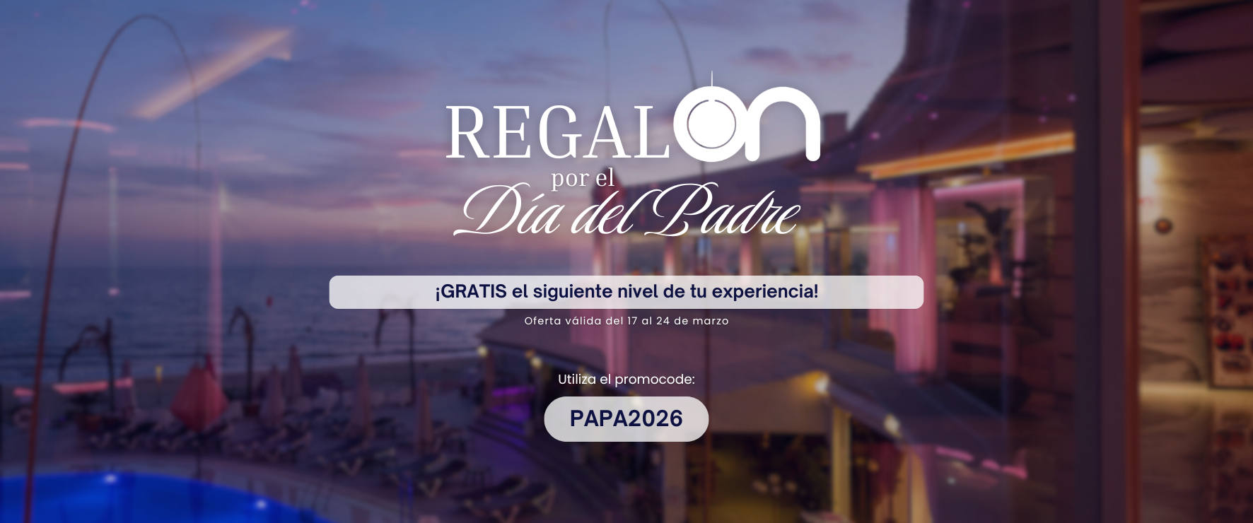 Un anuncio del Día del Padre ofrece una mejora gratuita de experiencia usando el código PAPA2026, sobre un fondo borroso de un resort playero al atardecer.