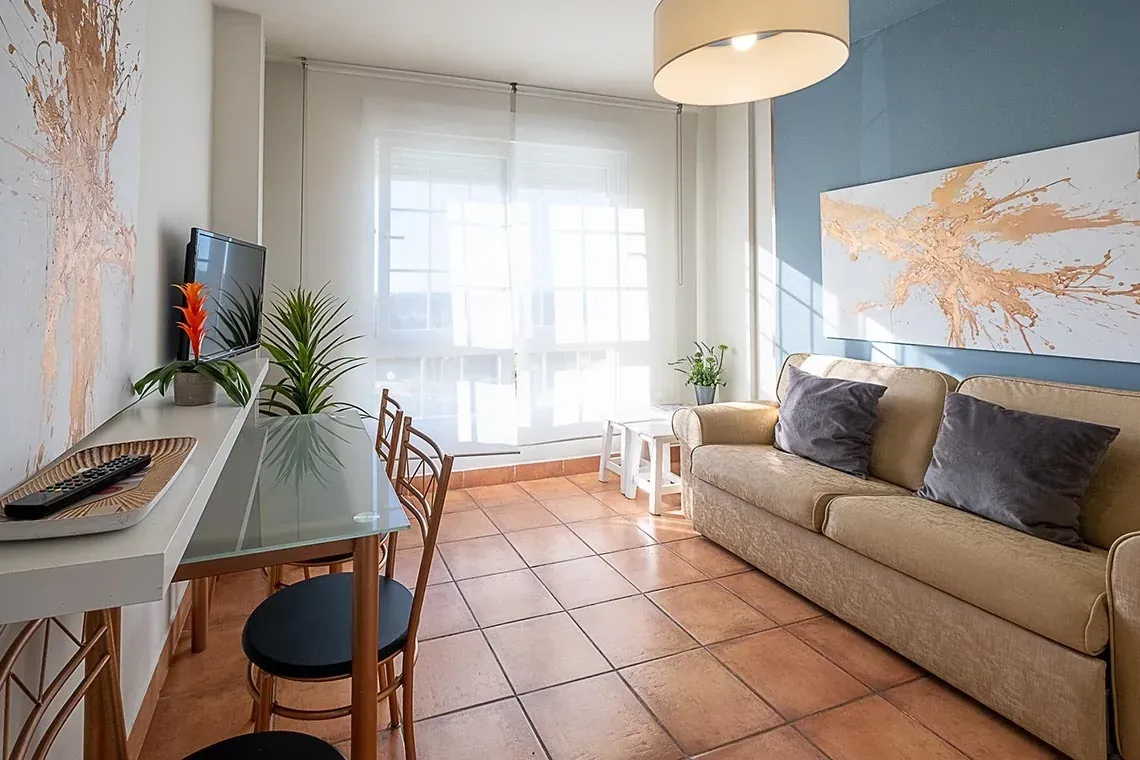 Sofá y mesa en salón de ON Family Playa Doñana | ON Hotels Group. ¡Reserva ya!