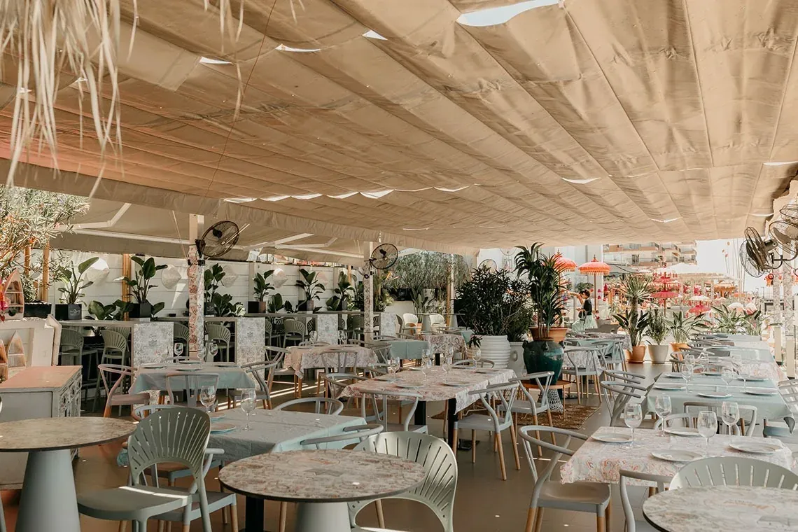 Terraza de restaurante On Hotels: ON Corporativa, mesas y plantas.