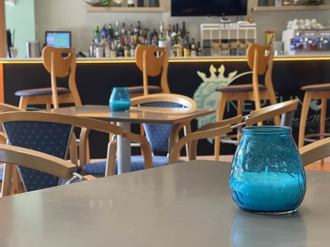 un jarrón azul está sobre una mesa en un restaurante