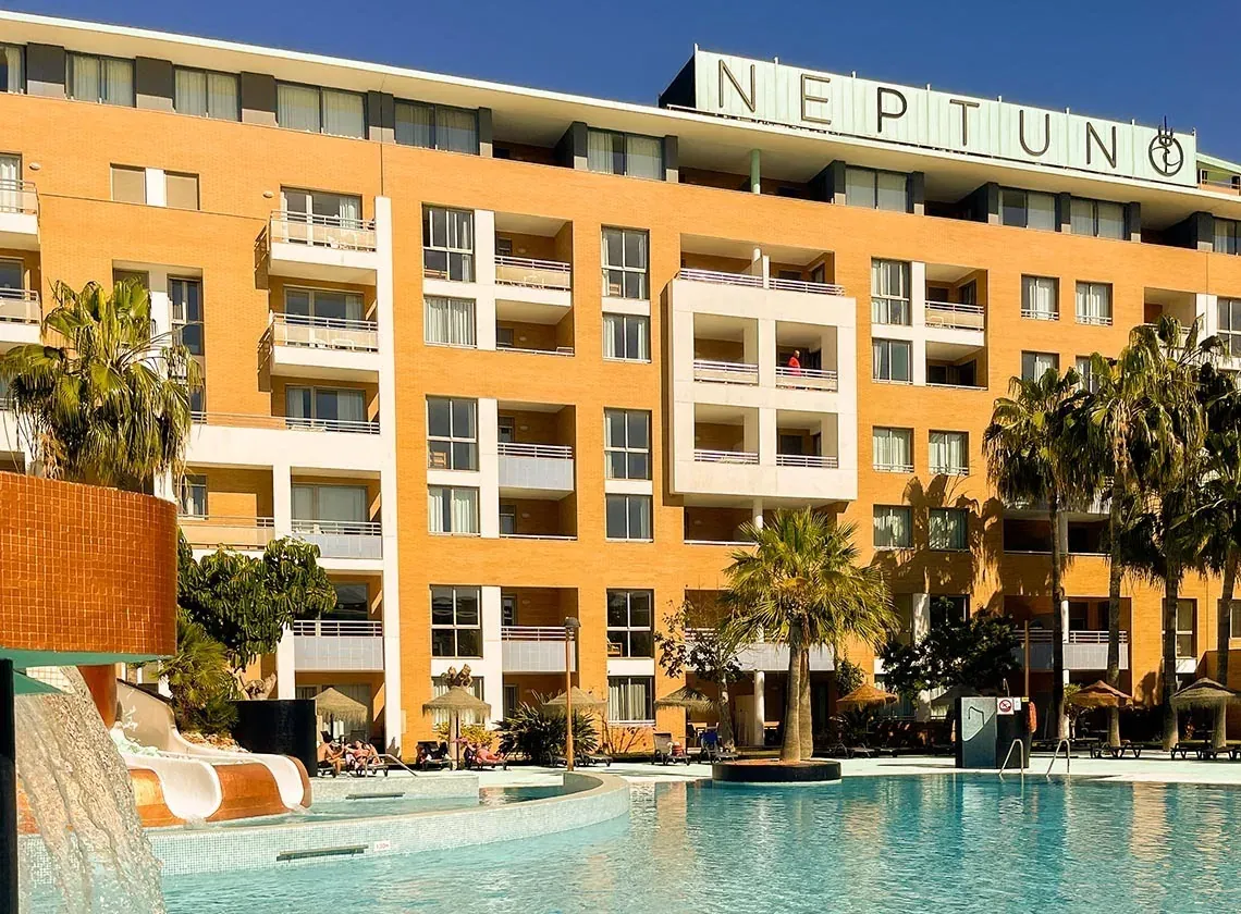 Hotel Neptuno Roquetas de Mar: piscina, toboganes y habitaciones. Ideal para vacaciones en Almería.