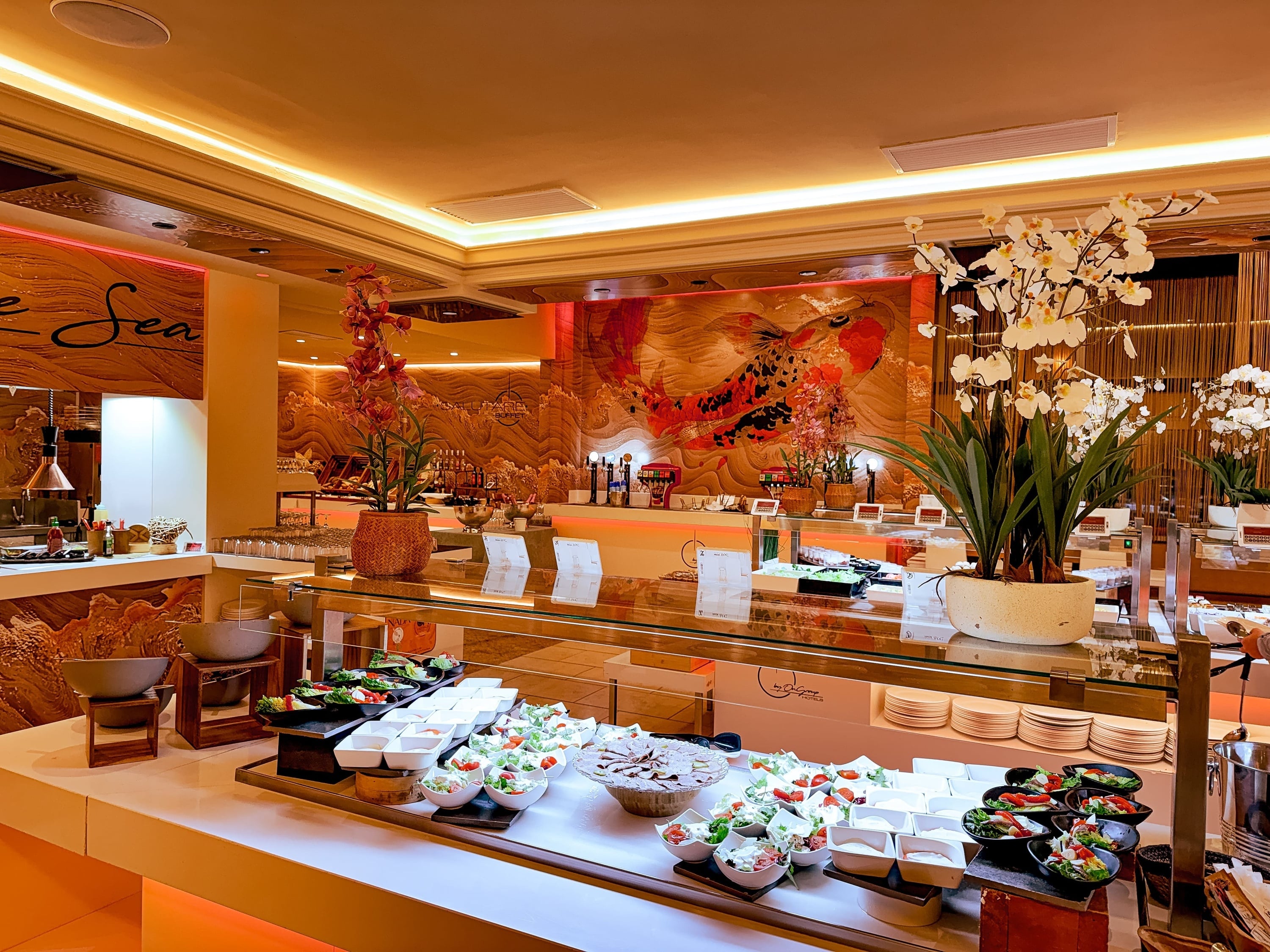 un buffet en un restaurante con una pantalla que muestra la temperatura