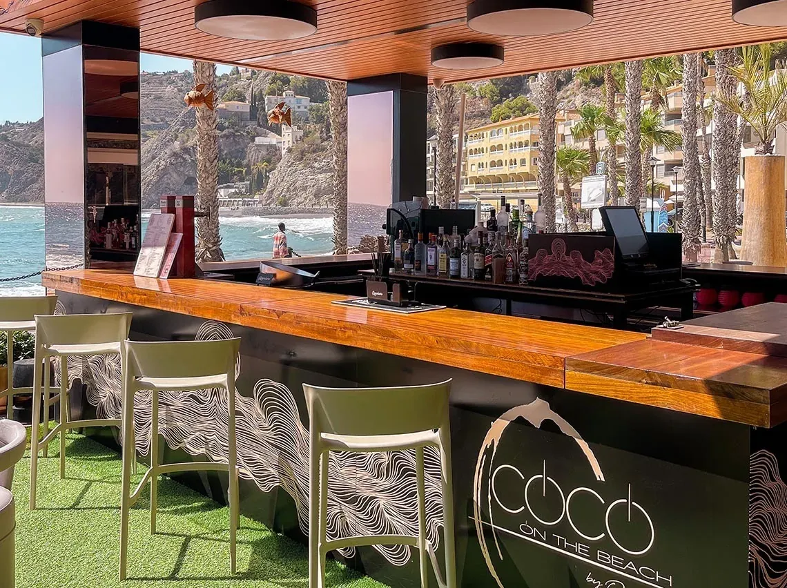 Bar de playa Coco On The Beach, parte de On Hotels Group. Habitaciones en Almuñécar, Granada Costa.
