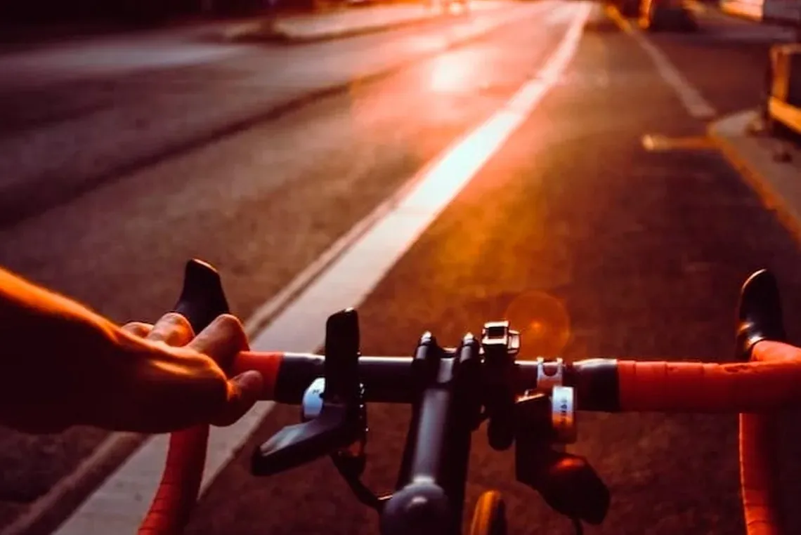 Cycliste au coucher du soleil, idéal pour voyager avec On Hotels: ON Corporativa.