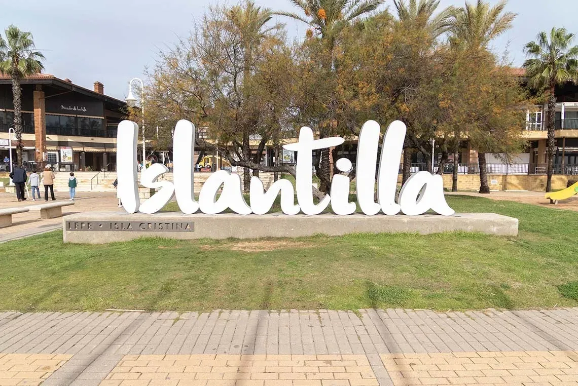 Letrero "Islantilla" en el paseo marítimo, perfecto para ON Hoteles: ON Corporativa.