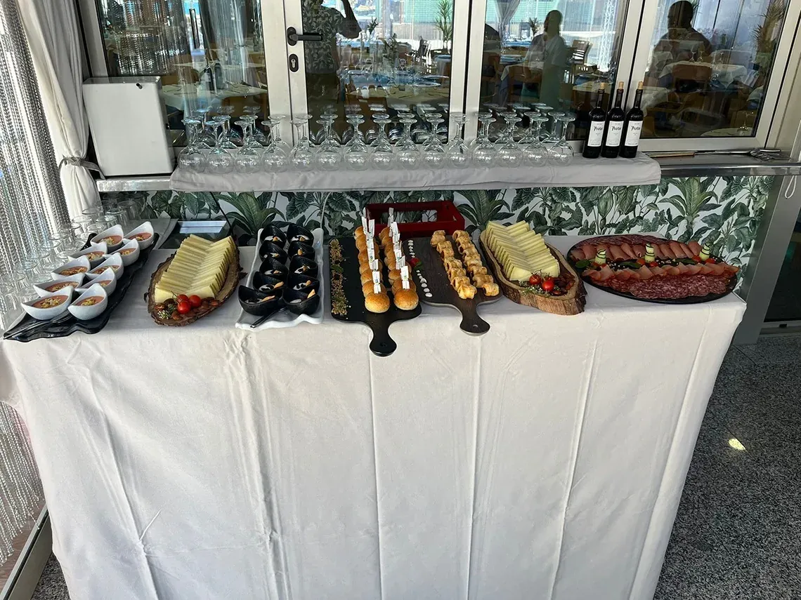 Banquete de empresa ON Hotels: variedad de aperitivos y quesos para eventos.