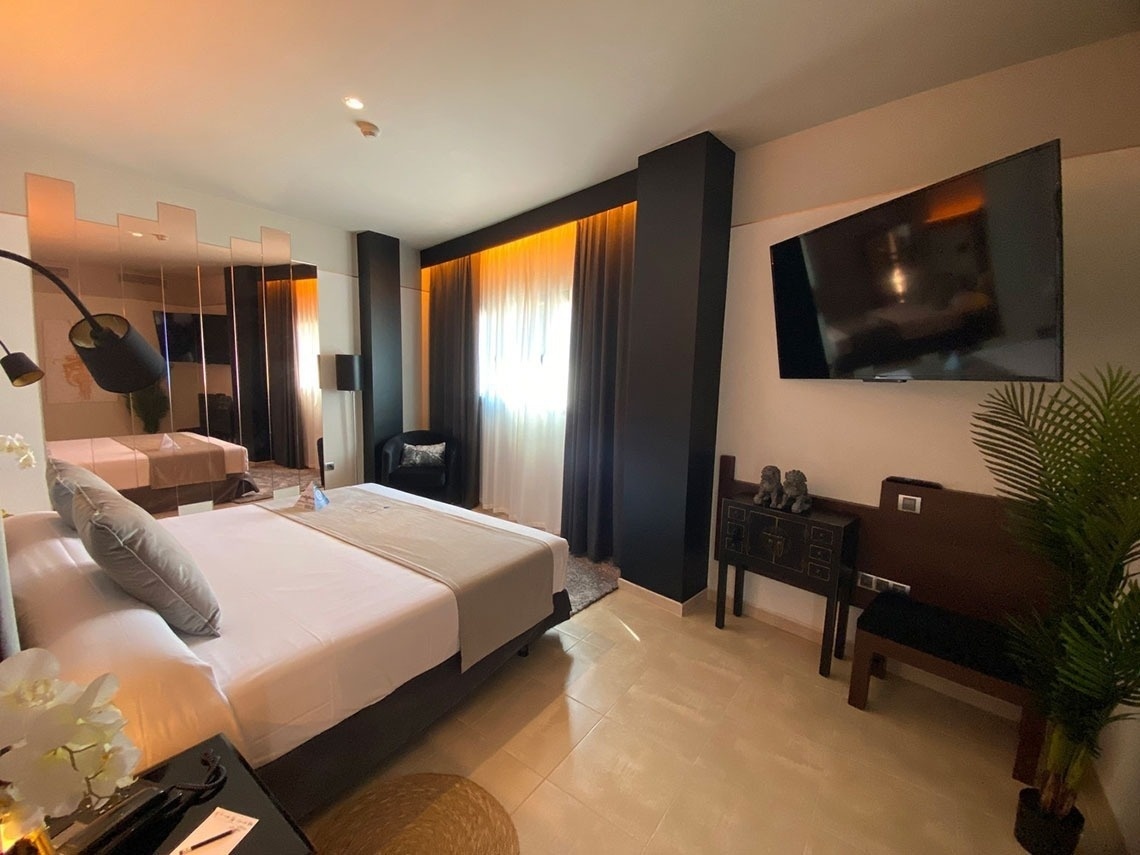 una habitación de hotel con dos camas y una televisión