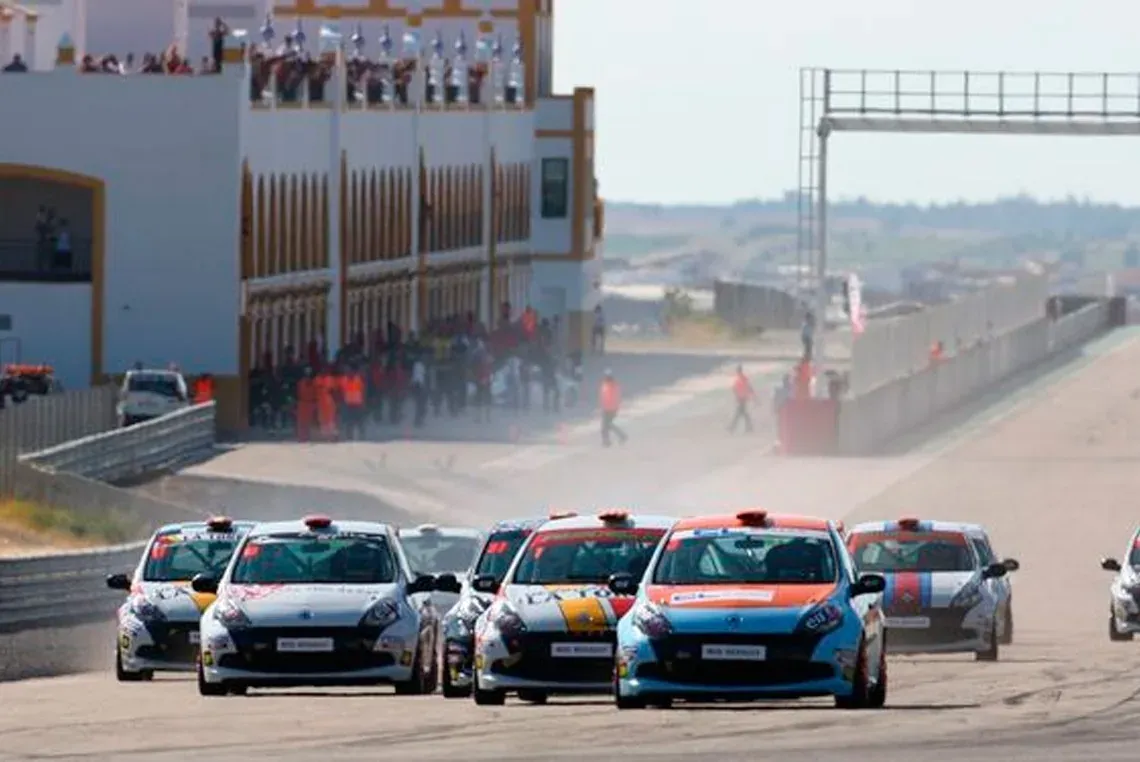 On Hotels: ON Corporativa. Race cars on track, perfect for corporate events.