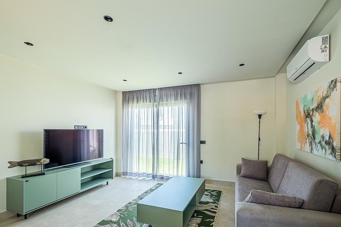 una sala de estar con un sofá y una televisión