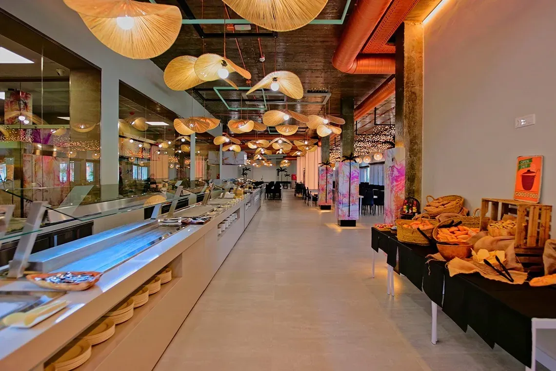 Buffet de hotel con On Hotels: ON Corporativa, decoración moderna.