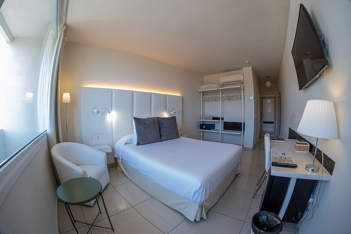 una habitación de hotel con una cama y una televisión