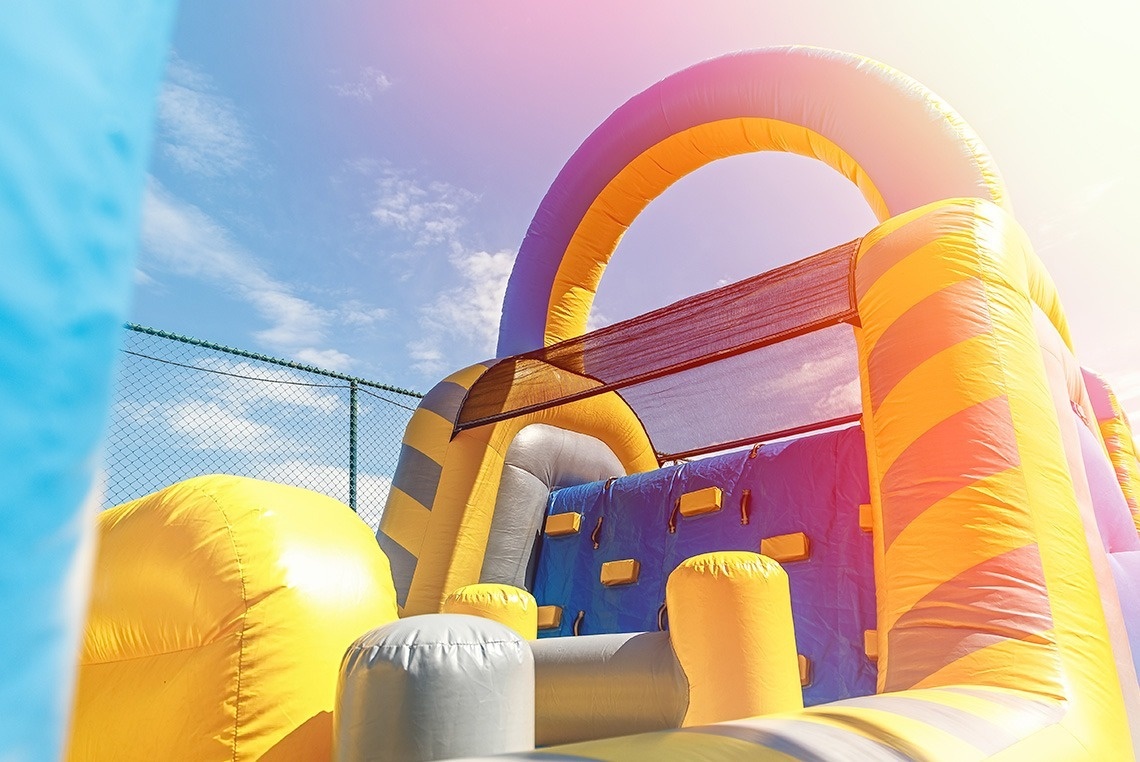 un enorme inflable amarillo y azul contra un cielo azul