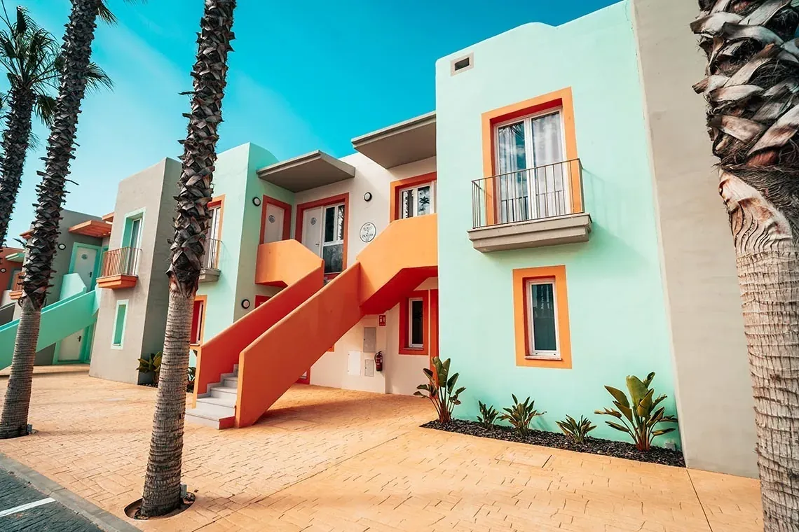 Fachada vibrante del ON City Resort All Inclusive Prime con palmeras.