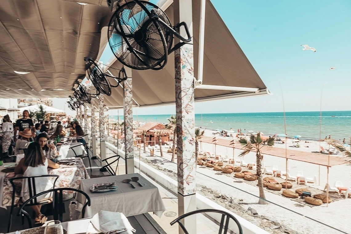 un restaurante al aire libre con vista al océano