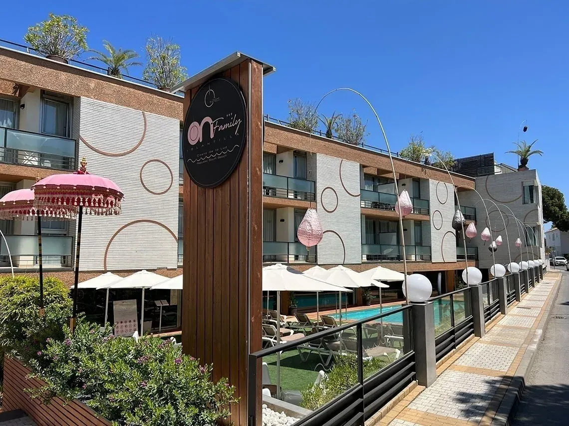On Hotels: ON Corporativa, fachada hotel familiar con piscina.