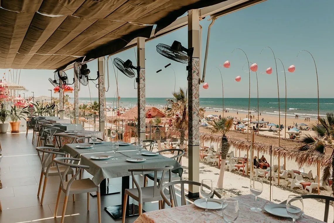 Restaurante On Hotels: ON Corporativa con vistas a la playa y mar Mediterráneo.