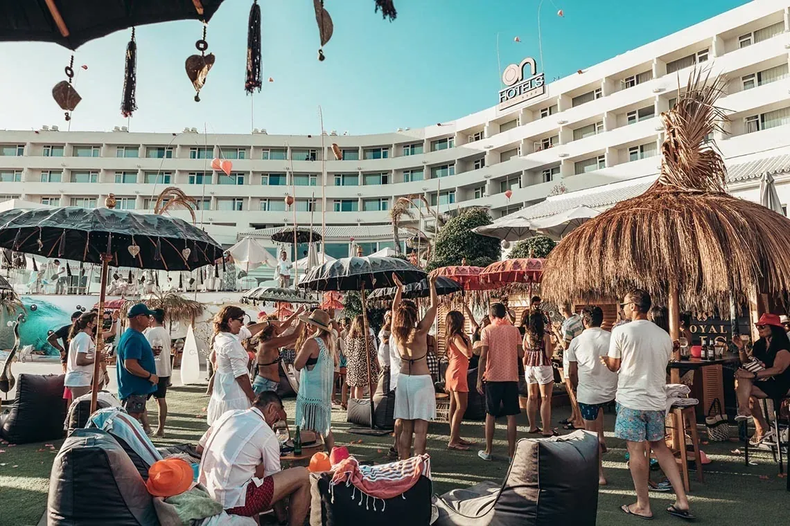 Ambiente festivo en ON Hotel Oceanfront Matalascañas | Playa de Doñana. ¡Disfruta!
