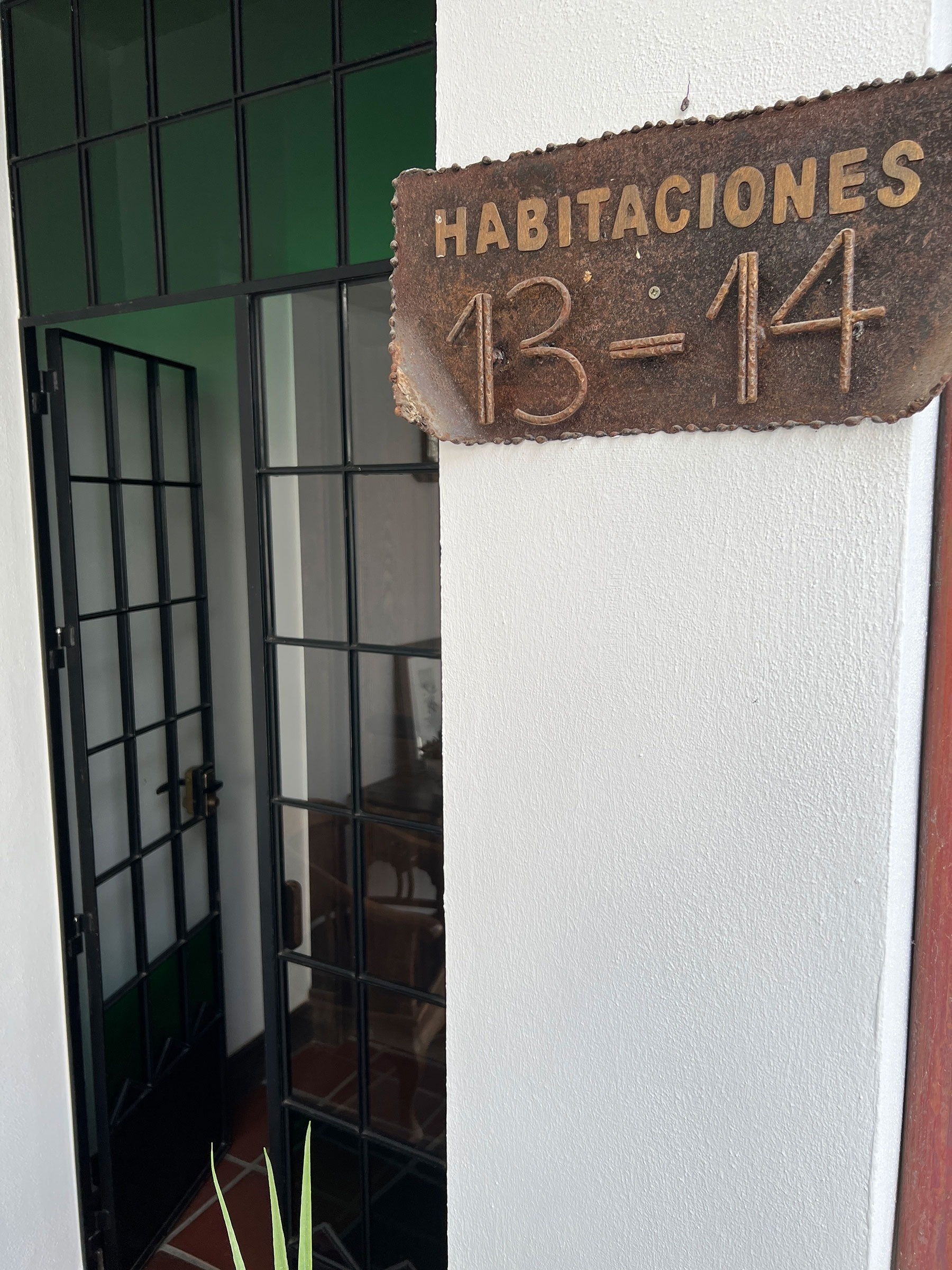 una puerta con un letrero que dice habitaciones 13-14