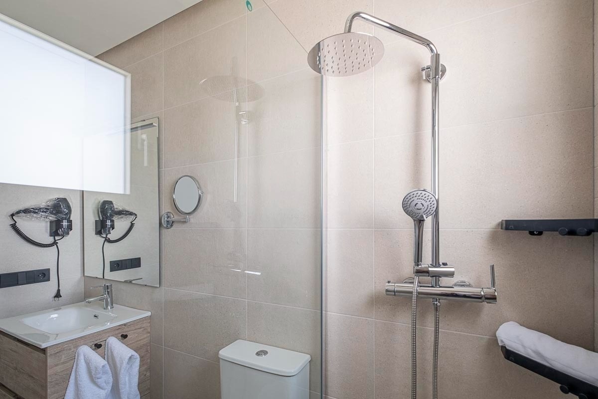 un cuarto de baño con un inodoro y una ducha